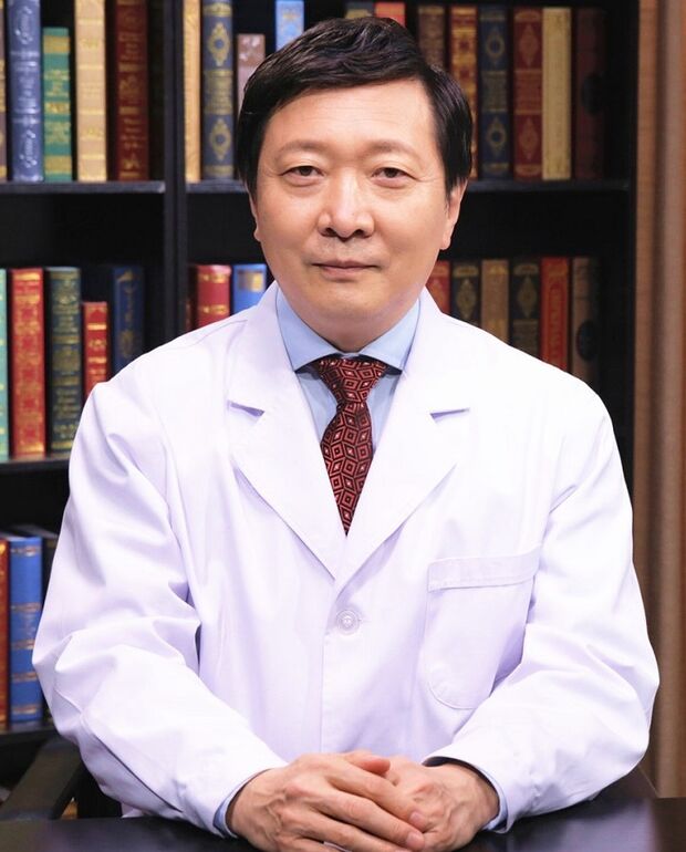 Doktor Urologist Christian Babiera